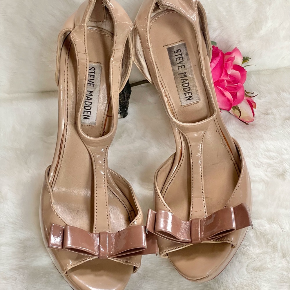 STEVE MADDEN Nude Heels with Bow &back Zip heel is Aprox 4 1/2”. SZ 7 1/2 scuffs